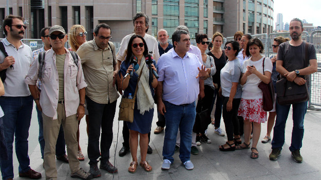 Bülent Mumay'a destek amacıyla gazeteciler adliye önünde toplandı