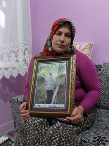 Anne Kadriye 14 yaşında yitirdiği oğlu Cihat Morgül'ü anlatırken gözyaşlarını tutamıyor.