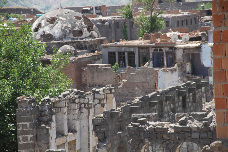Sur'daki operasyonlarda yiten canların, yıkılan evlerin yanı sıra tarihi yapılar da çok büyük zarar gördü.