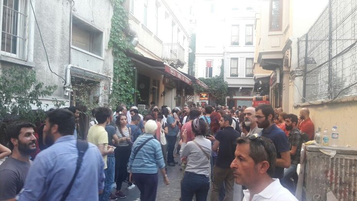 Polis aramasının devam ettiği Özgür Gündem binası önünde dayanışma için gelenlerin bekleyişi sürüyor. (Fotoğraf: Haci Bişkin)