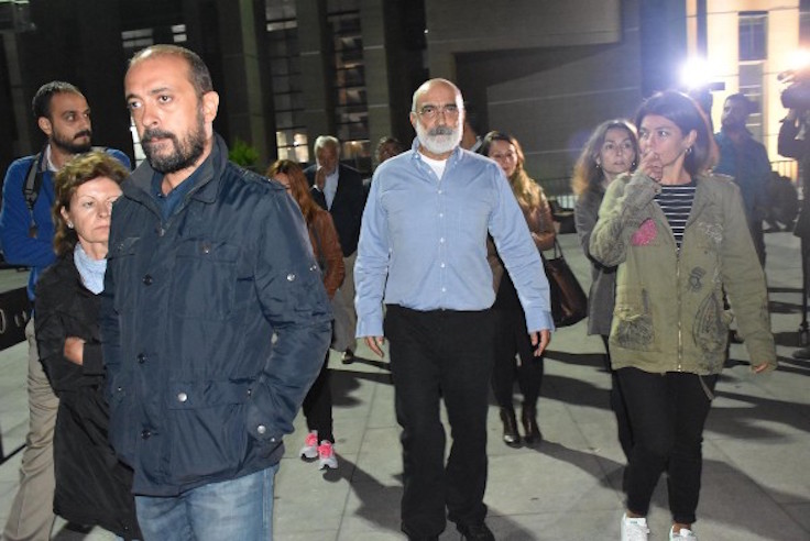 Perşembe, sabaha karşı: Ahmet Altan tahliye edildi, Mehmet Altan tutuklandı.