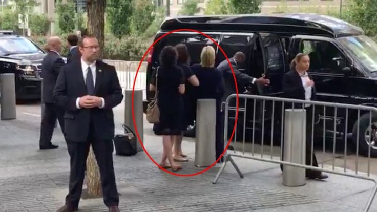 Clinton korumaları tarafından apar topar bir minibüsle alandan uzaklaştırıldı.