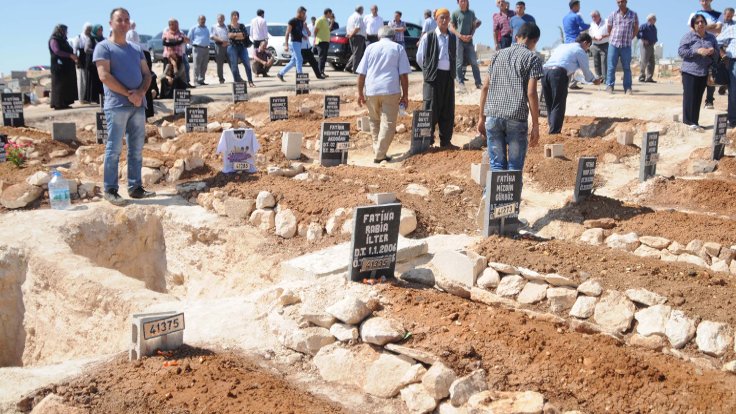 Gaziantep'teki saldırıda ölenlerin çoğunluğu çocuktu. Bayram öncesinde çocukların mezarlarına şeker bırakıldı.