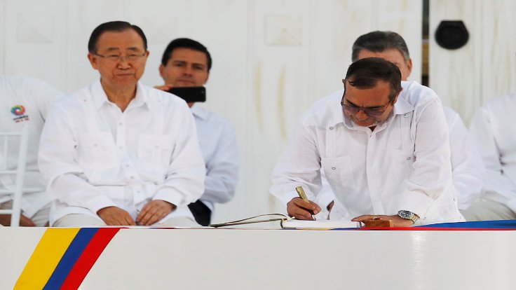 Kolombiya'da 52 yıllık iç savaşa son veren anlaşma BM Genel Sekreteri Ban ki-Mun'un da katıldığı törende imzalandı. Latin Amerika'nın en eski gerilla örgütü FARC'ın lideri 'Timo' Rodrigo Londono anlaşmayı böyle imzaladı.