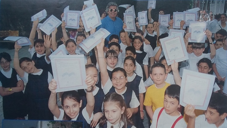 Tarık Akan Taş Mektep öğrencileriyle. (Fotoğraf: Şamdan dergisi, Haziran 1998)