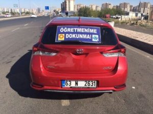 Siverek Eğitim Sen eski temsilcisi Diyarbakır'a bu araçla girdi. Afişin yasak olduğunu bilmiyordu ve gözaltına alındı.