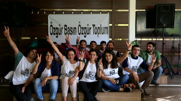 Diyarbakır'daki gazeteciler "Özgür Basın, Özgür Toplum" sloganıyla oturma eylemine başladılar.