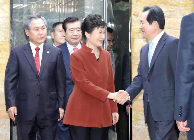 South Korean President Prak Geun-hye is greeted by parliament speaker Chung Sye-kyun during their meeting at the National Assembly in Seoul, South Korea, November 8, 2016. Yonhap/Kim Hyun-tae/via REUTERS