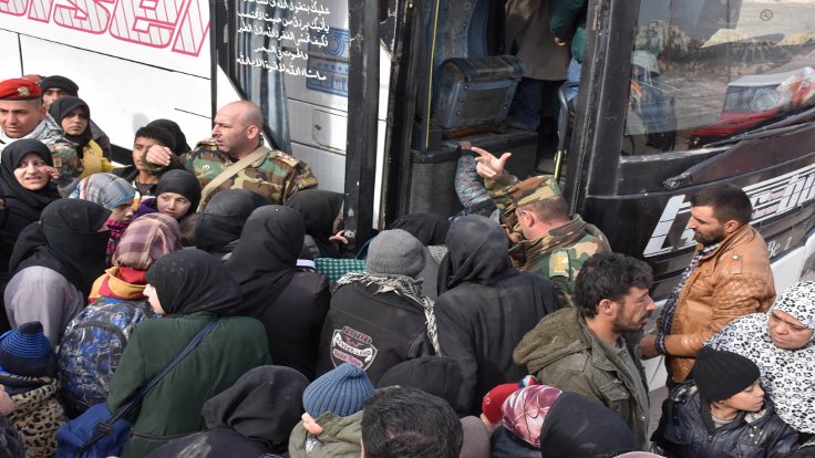 Suriye develt ajansı Sana'nın yayımladığı fotoğraflarda, siviller otobüse bindirilirken görülüyor.