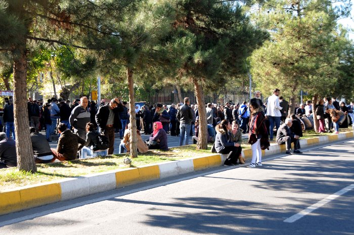 HDP'liler Diyarbakır Adliyesi önünde mahkeme sonucunu bekledi.