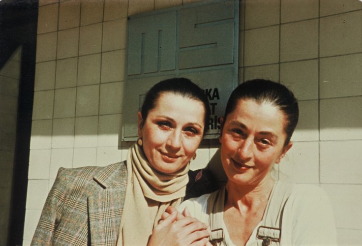 Varlık Yalman ve Rabia Çapa, MSG girişinde, 1970'lerin sonu. (Fotoğraf: Bilge Alkor) 