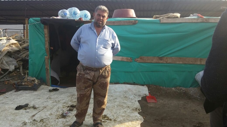 Feaz İbrahim, 21 kişilik ailesi ile birlikte çadırda yaşıyor