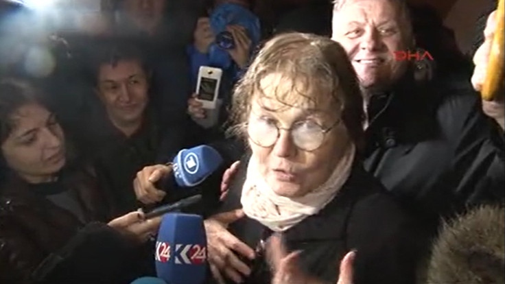 Dilbilimci Necmiye Alpay, cezaevi önünde basın mensuplarına açıklama yaptı.