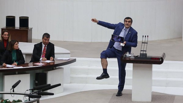 Ali Şeker, kendi bacağındaki yarayı göstererek, AK Partili Mehmet Balta'nın 'ısırıldım' iddiasının gerçekdışı olduğunu söyledi.