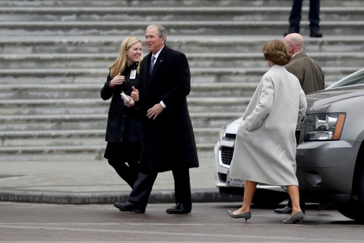 Töreni, Obama'nın selefi olan Cumhuriyetçi eski başkan George W. Bush eşi Barbara Bush ile geldi.