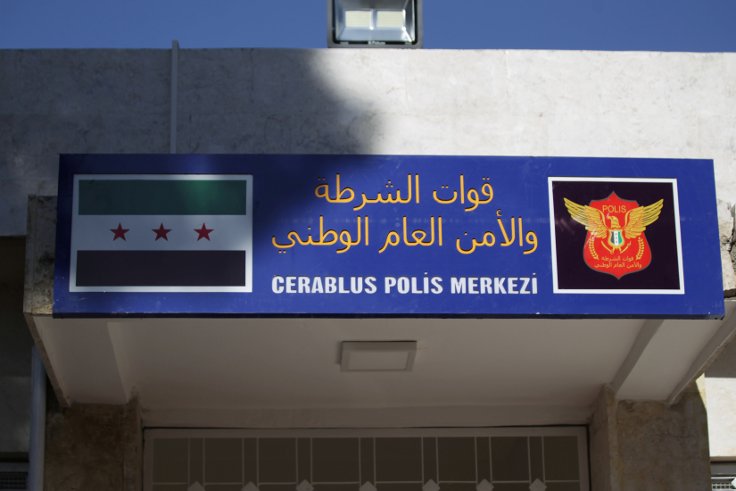 Türkçe ve Arapça yazılı polis merkezi tabelası