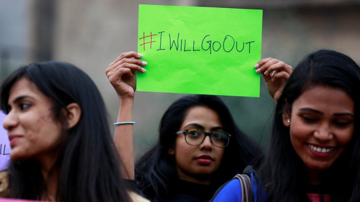 HİNDİSTAN-YENİ DELHİ | ABD'deki Trump karşıtı gösterilerin sloganı olan "Dışarı çıkacağım" yazılı dövizler taşıyan kadınlar