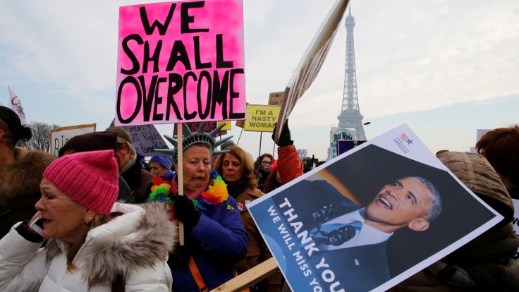 FRANSA-PARİS | Görevini devreden Barack Obama'ya teşekkür ve "Seni özleyeceğiz" yazılı döviz 