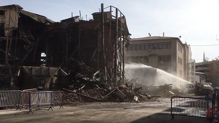 Asbestli fabrikanın yıkım işleminin çevre önlemi alınmadan başlatıldığını, Gazeteduvar gündeme taşıdı, belediye gecikmeli olarak harekete geçti.