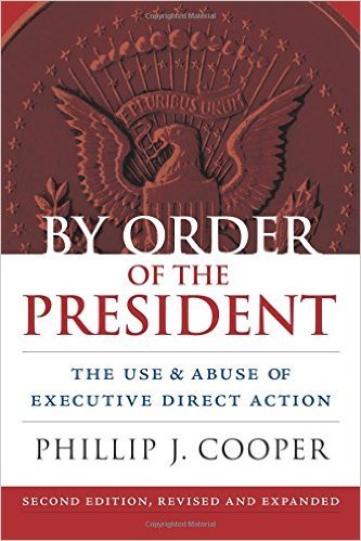 Cooper'ın kitabı, 'Başkanın Emri Gereğince: Doğrudan Yürütmenin Kullanımı ve Suistimali'.