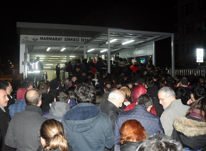 Vapur seferleri iptal edilince, Marmaray'da yığılma oldu.