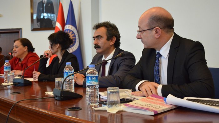 Gazeteduvar Genel Yayın Yönetmeni Ali Topuz (sağdan ikinci) 3 oturum halinde düzenlenen sempozyumun konuşmacıları arasında yer aldı. 