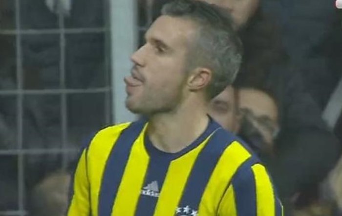 Van Persie, Beşiktaş tribünlerine dil çıkarınca tepki çekti. 