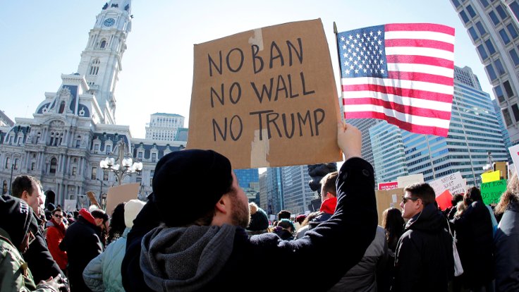 Donald Trump'ın göçmen yasağına karşı protestolarda, "Yasağa hayır, duvara hayır, Trump'a hayır' yazılı pankartlar açıldı. (Fotoğraf: Reuters)