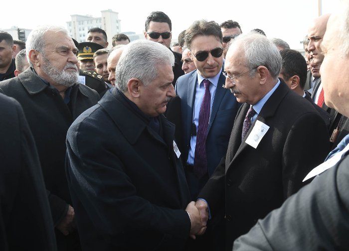 Cenaze törenine katılan Başbakan Yıldırım ve Kılıçdaroğlu kısa süreli sohbet etti.
