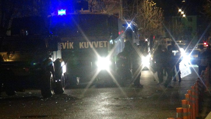 HDP Bingöl İl Binası önünde TOMA ve zırhlı araçlar bekliyor.