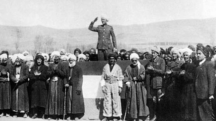 1946’da Mahabad Cumhuriyeti ilan ediliyor. Önde ortada Molla Mustafa Barzani.