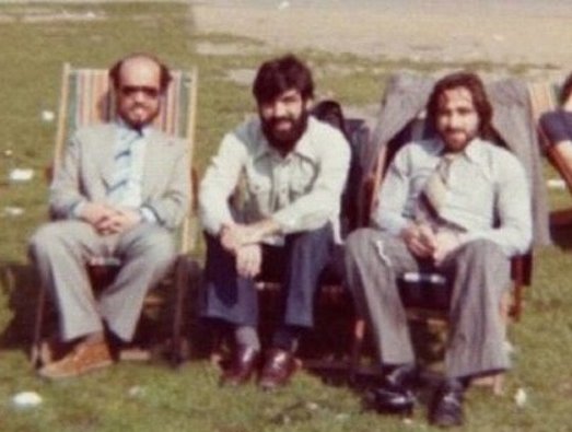 Ertürk’e göre bu fotoğraf için deklanşöre Akar basmıştı. (Fehmi Koru, Abdullah Gül, Şükrü Karatepe/soldan sağa)