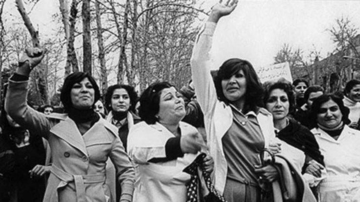 İslam Devrimi sonrası gelen kapanma zorunluluğuna karşı İranlı kadınların eyleminden bir kare...