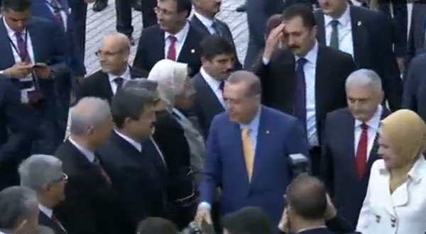 Cumhurbaşkanı Erdoğan, salona girmeden önce salon önünde toplananlara hitap etti.