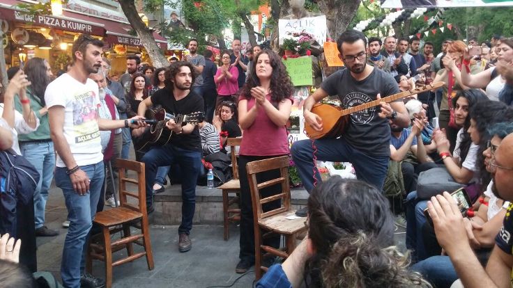Grup Yorum, açlık grevindeki Nuriye Gülmen ve Semih Özakça'ya destek için konser verdi.
