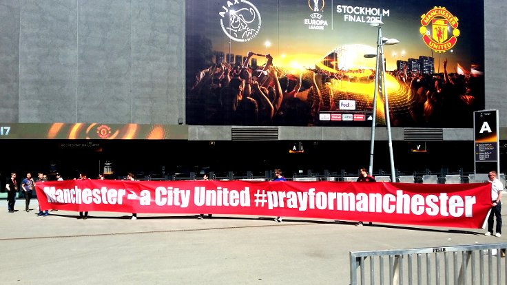Maç öncesi, Manchester'da yaşanan terör saldırısına dikkat çekmek için United taraftarları şehrin diğer takımı City'ye de atıfta bulunarak açtığı dayanışmasına pankartında "Manchester birleşmiş bir şehirdir" mesajını verdi...