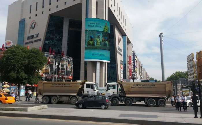 Ankara Büyükşehir Belediyesi, kentin birçok noktasında iş kamyonlarıyla yolu kesti. 