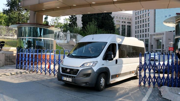 Berberoğlu, polis aracıyla cezaevine götürüldü. 