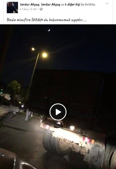 Kortejin kamp yaptığı alanın önüne hayvan gübresi döken kamyon sürücüsü S.A., bu anların videosunu Facebook sayfasından paylaştı.