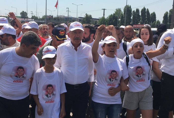 CHP Genel Başkanı Kemal Kılıçdaroğlu, 15 Temmuz darbe girişiminde hayatını kaybeden Ömer Halis Demir'in resimlerinin olduğu tişörtler giyen 100 gençle birlikte yürüdü.