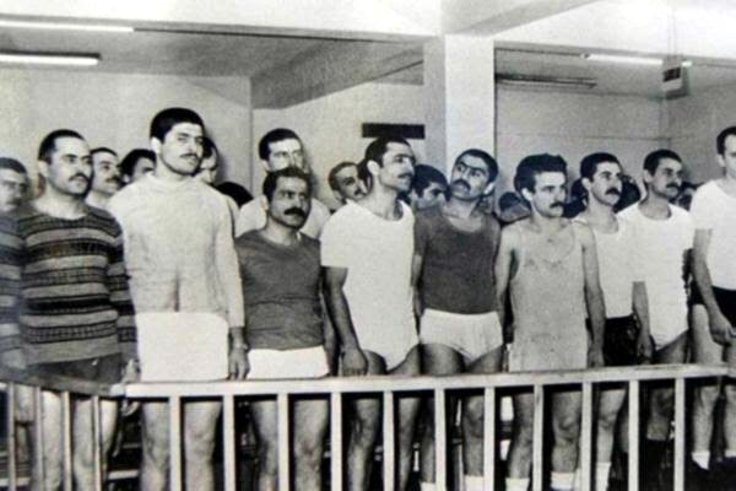 Tek tip elbise giymeyi reddettikleri için mahkeme salonunda iç çamaşırlarıyla kalan THKP-C Üçüncü Yol davası tutukluları. (Fotoğraf: Deniz Teztel, 1983)