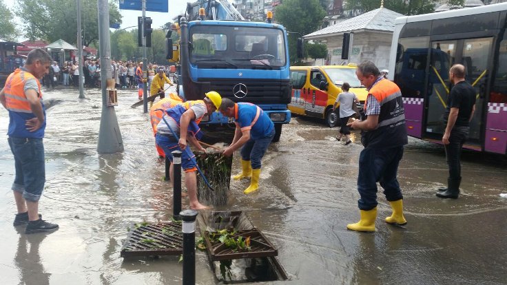 Belediye görevlileri, Üsküdar Meydanı'nda yaşanan su baskını nedeniyle çalışma başlattı.