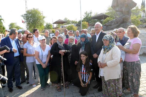 Kılıçdaroğlu kahvaltının ardından köy meydanındaki Yüceliş Anıtı önünde hatıra fotoğrafı çektirdi. 