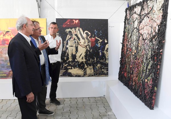  Kılıçdaroğlu, Adalet Kurultayı kamp alanında çeşitli sanatçıların eserlerinin yer aldığı resim sergisini gezerek Ressam Bedri Baykam'dan bilgi aldı.