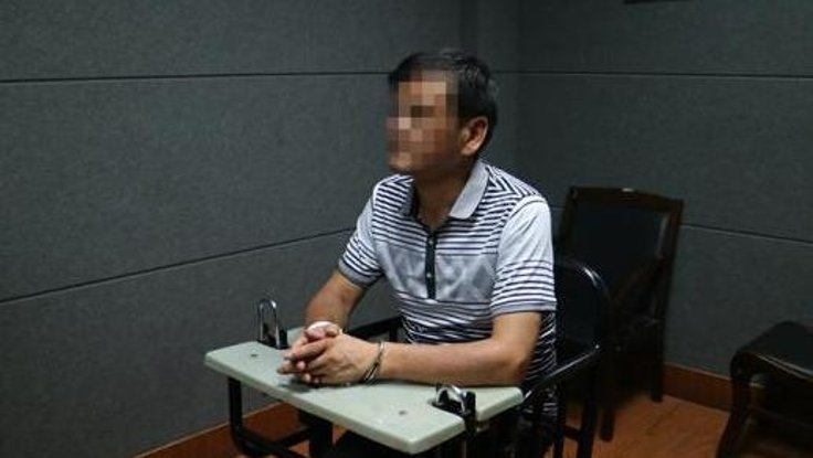 Çin medyası, yazarın sorgu sırasında çekilen bir fotoğrafını da yayımladı.