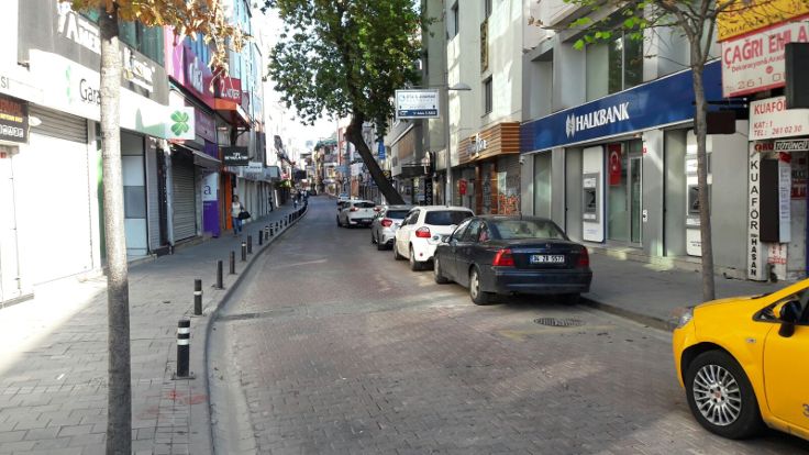 Beşiktaş Ihlamurdere caddesinde birkaç insan dışında kimse yok...