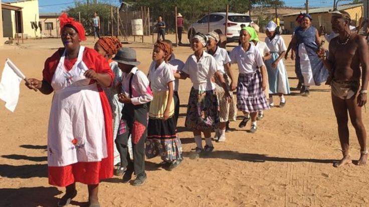 Nama topluluğu dillerinin Güney Afrika'nın resmi dillerinden biri olarak tanınmasını istiyor...