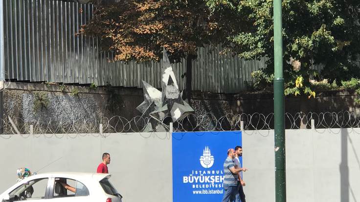 Üniversite öğrencileri ve esnaflar Turan Emeksiz Anıtı'nın ortadan kaybolacağı endişesi yaşıyor
