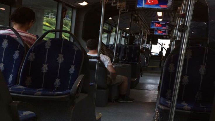 Normal günlerde metrobüste oturacak yer yokken bugün neredeyse bütün koltuklar boş...